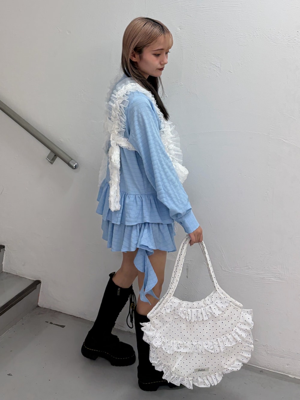 ブルー系のシャツ/ブラウス、ホワイト系のトートバッグ、ホワイト系のベルトを着用したレディースの春コーディネートの2枚目の写真