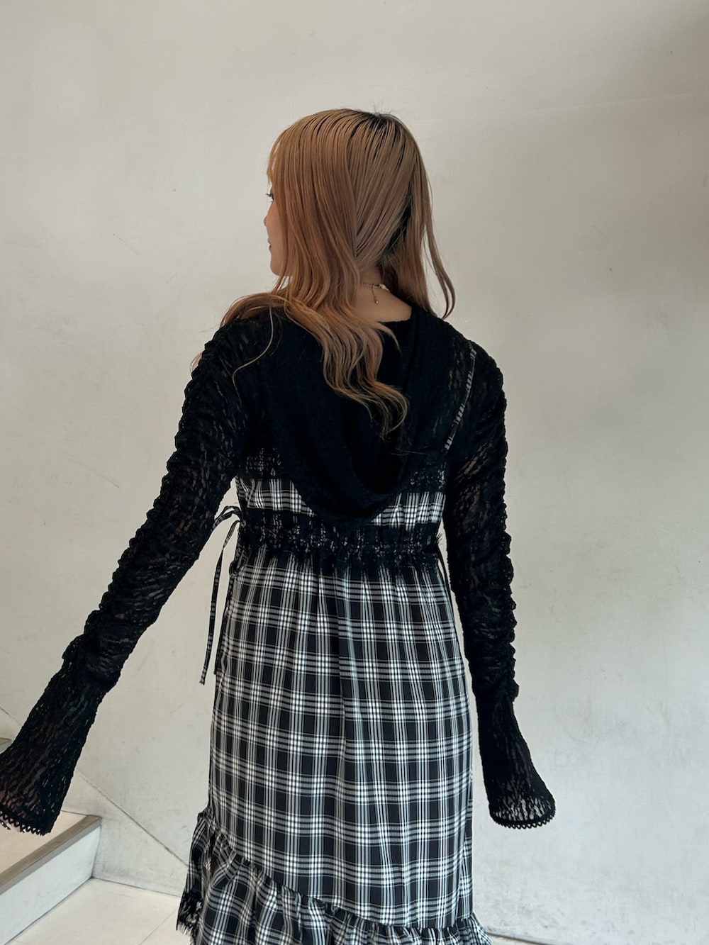 ブラック系のワンピース、ブラック系のTシャツ/カットソー、ブラック系のパンプスを着用したレディースの夏コーディネートの6枚目の写真