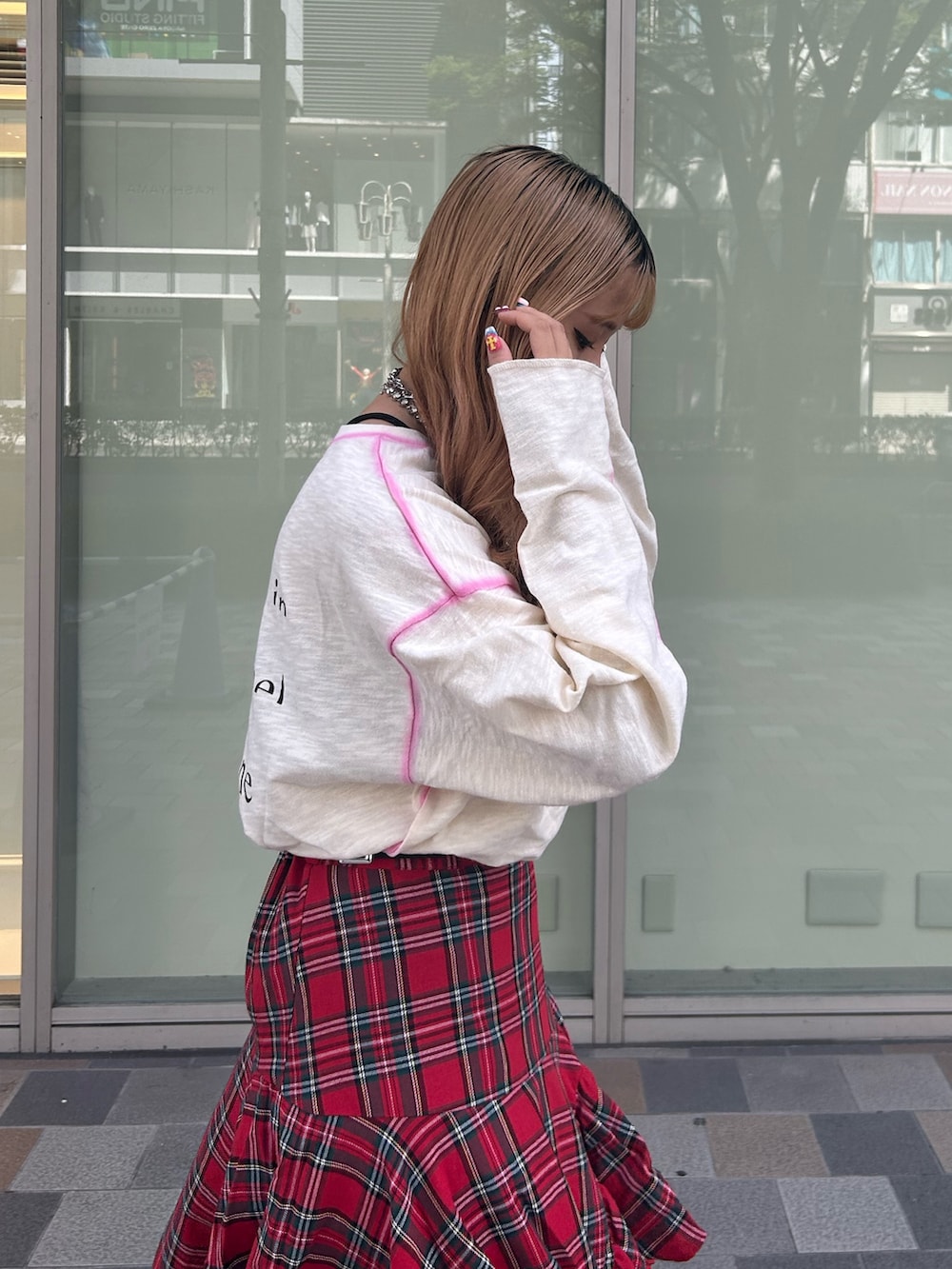 レッド系のスカート、ホワイト系のTシャツ/カットソー、シルバー系のネックレスを着用したレディースの夏コーディネートの5枚目の写真