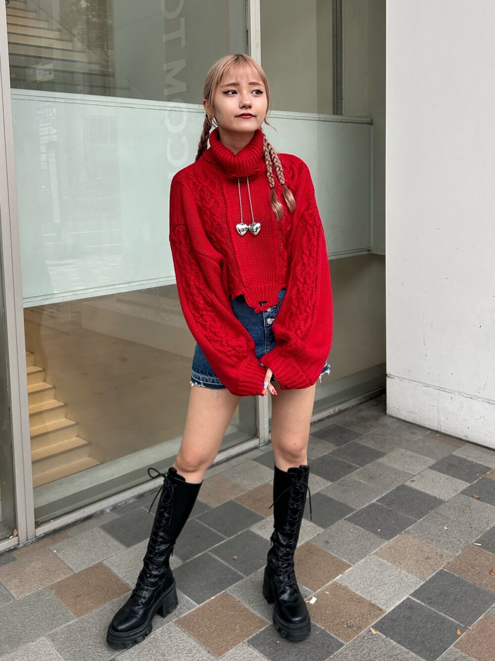 ブルー系のデニムパンツ、ブラック系のMA-1、レッド系のニット/セーターを着用したレディースの秋コーディネートの7枚目の写真