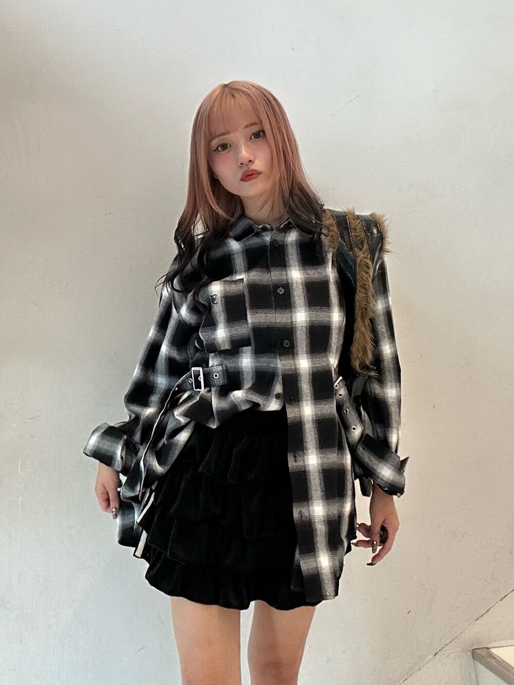 ブラック系のシャツ/ブラウス、ブラック系のスカート、ブラック系のハンドバッグを着用したレディースの秋コーディネートの5枚目の写真