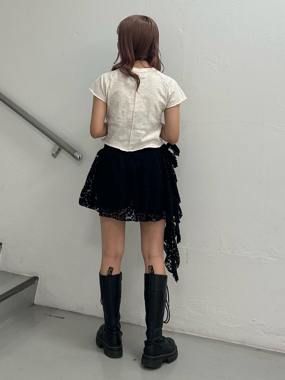 ホワイト系のTシャツ/カットソー、ブラック系のスカート、ブラック系のチョーカーを着用したレディースの春コーディネートの2枚目の写真