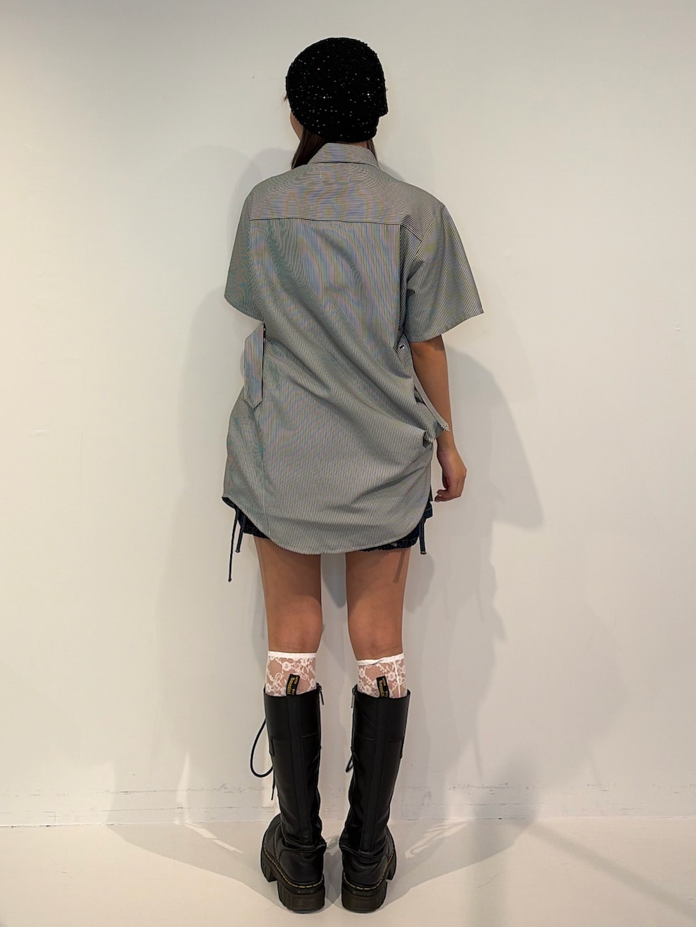 ブルー系のデニムパンツ、ブラック系のシャツ/ブラウス、ブラック系のニットキャップ/ビーニーを着用したレディースの春コーディネートの4枚目の写真