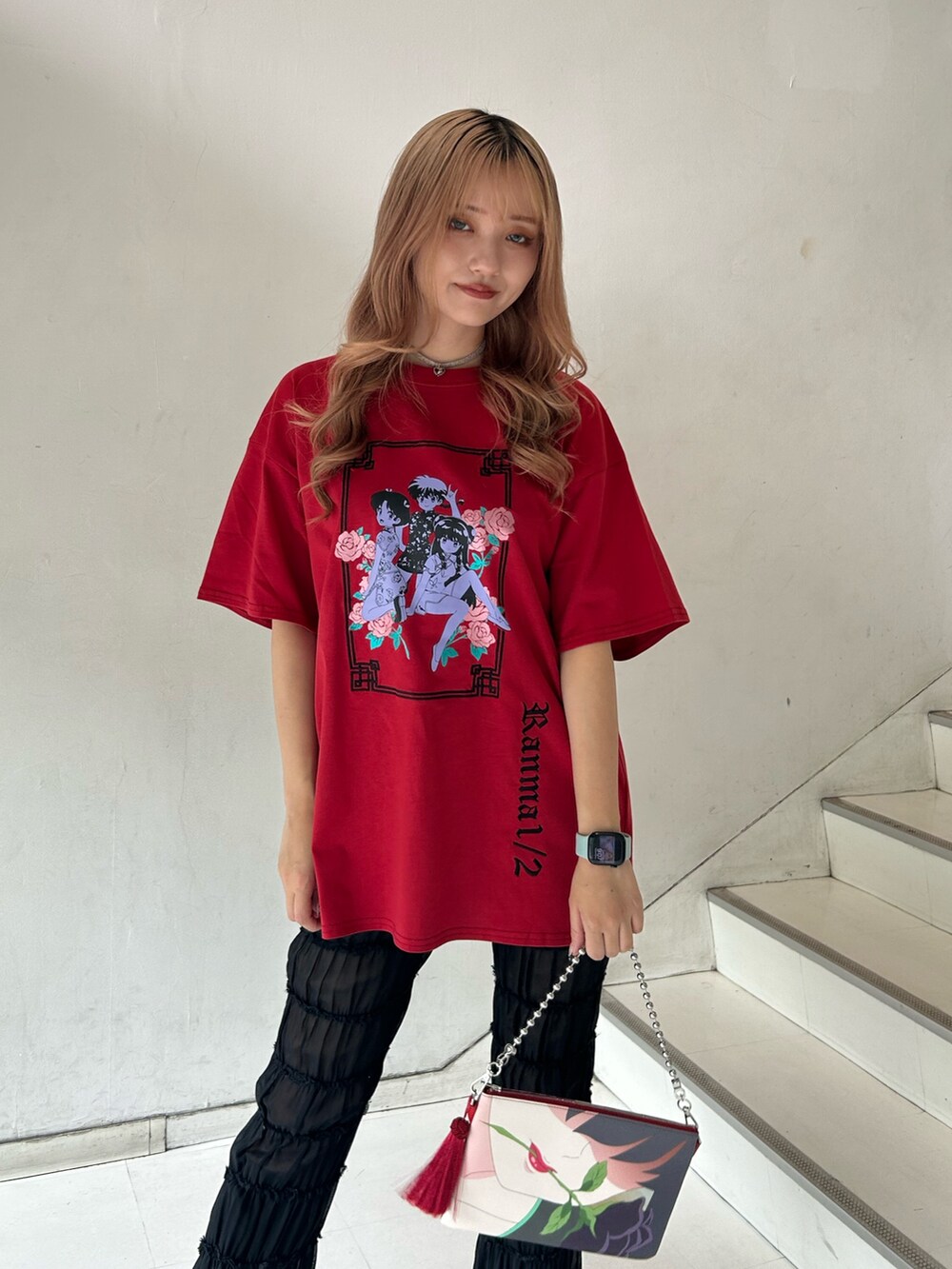 レッド系のTシャツ/カットソー、レッド系のハンドバッグ、ブラック系のその他パンツを着用したレディースの夏コーディネートの4枚目の写真