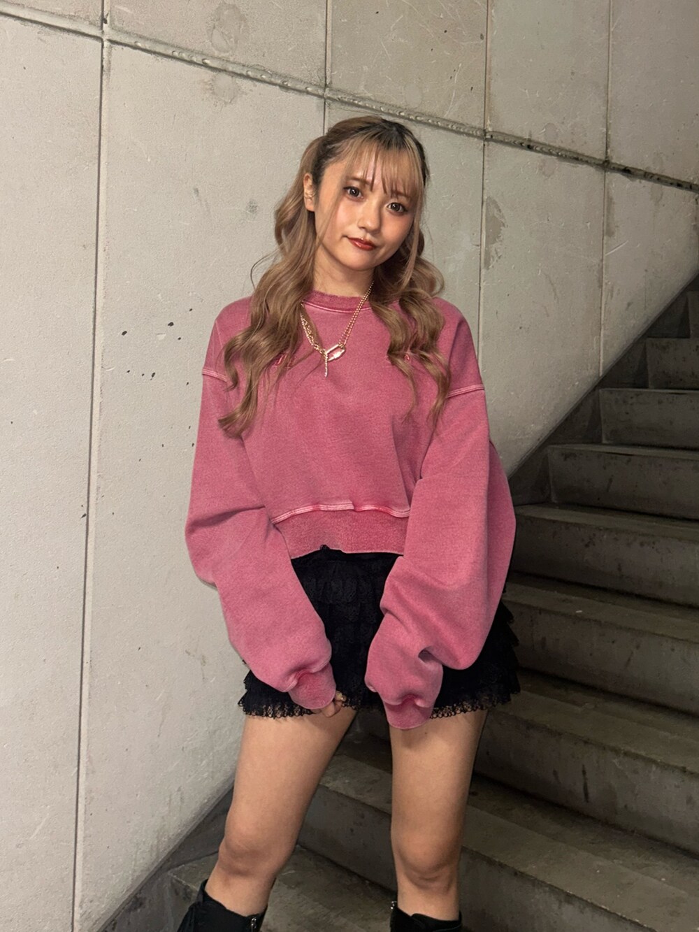 ピンク系のスウェット、ブラック系のその他パンツ、ゴールド系のネックレスを着用したレディースの冬コーディネートの4枚目の写真