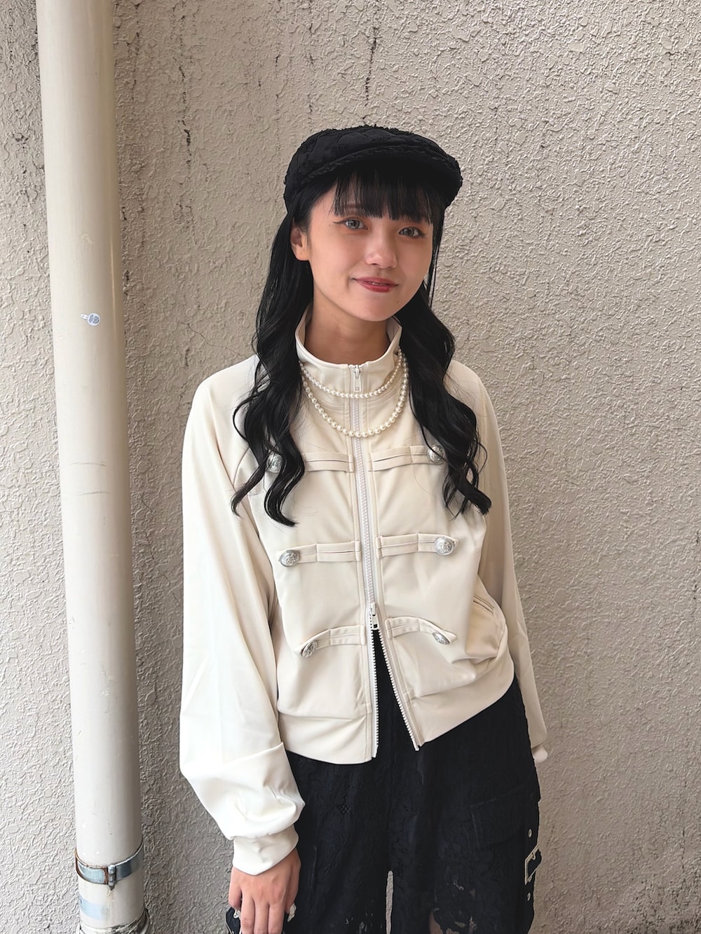 ホワイト系のTシャツ/カットソー、ブラック系のその他パンツ、ブラウン系のハンドバッグを着用したレディースの夏コーディネートの5枚目の写真