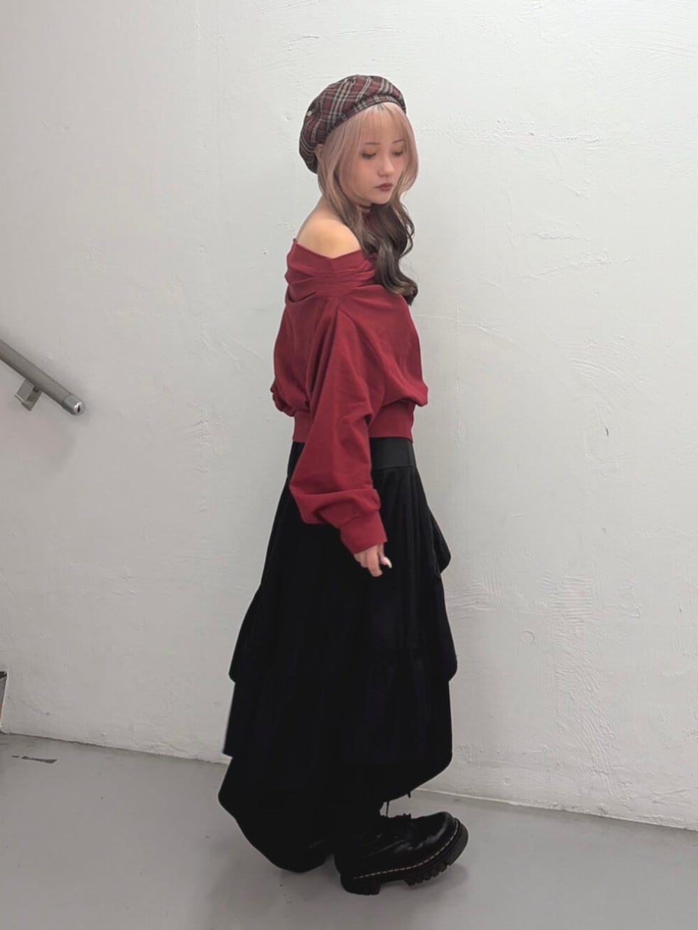 レッド系のTシャツ/カットソー、ブラック系のスカート、レッド系のハンチング/ベレー帽を着用したレディースの夏コーディネートの2枚目の写真