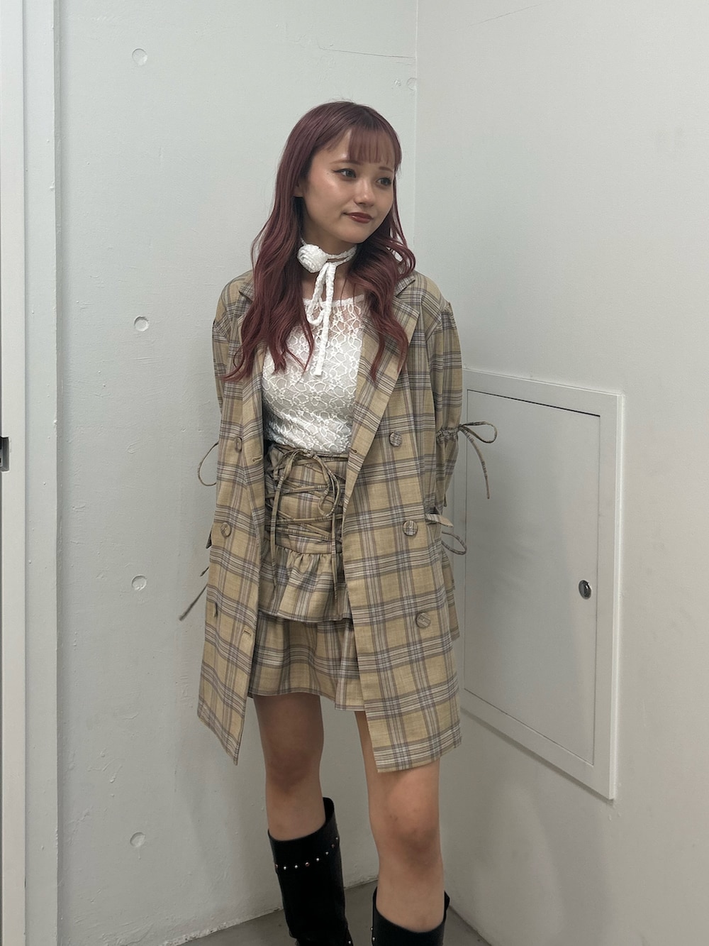 ベージュ系のテーラードジャケット、ベージュ系のスカート、ホワイト系のTシャツ/カットソーを着用したレディースの春コーディネートの4枚目の写真