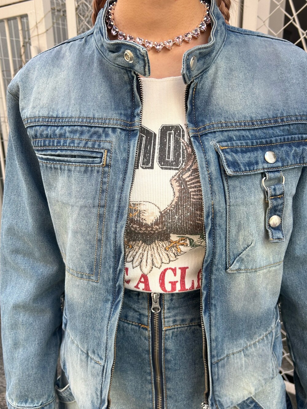 ブルー系のデニムジャケット、ブルー系のデニムスカート、ホワイト系のTシャツ/カットソーを着用したレディースの冬コーディネートの7枚目の写真