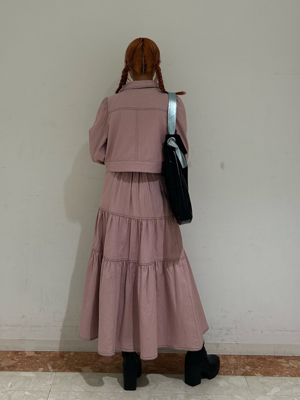 ピンク系のワンピース、ホワイト系のTシャツ/カットソー、ブラック系のトートバッグを着用したレディースの春コーディネートの3枚目の写真