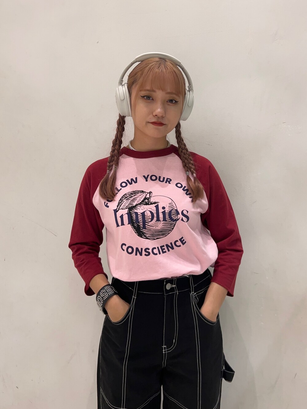 ブラック系のその他パンツ、ピンク系のTシャツ/カットソー、ホワイト系のサンダルを着用したレディースの夏コーディネートの4枚目の写真