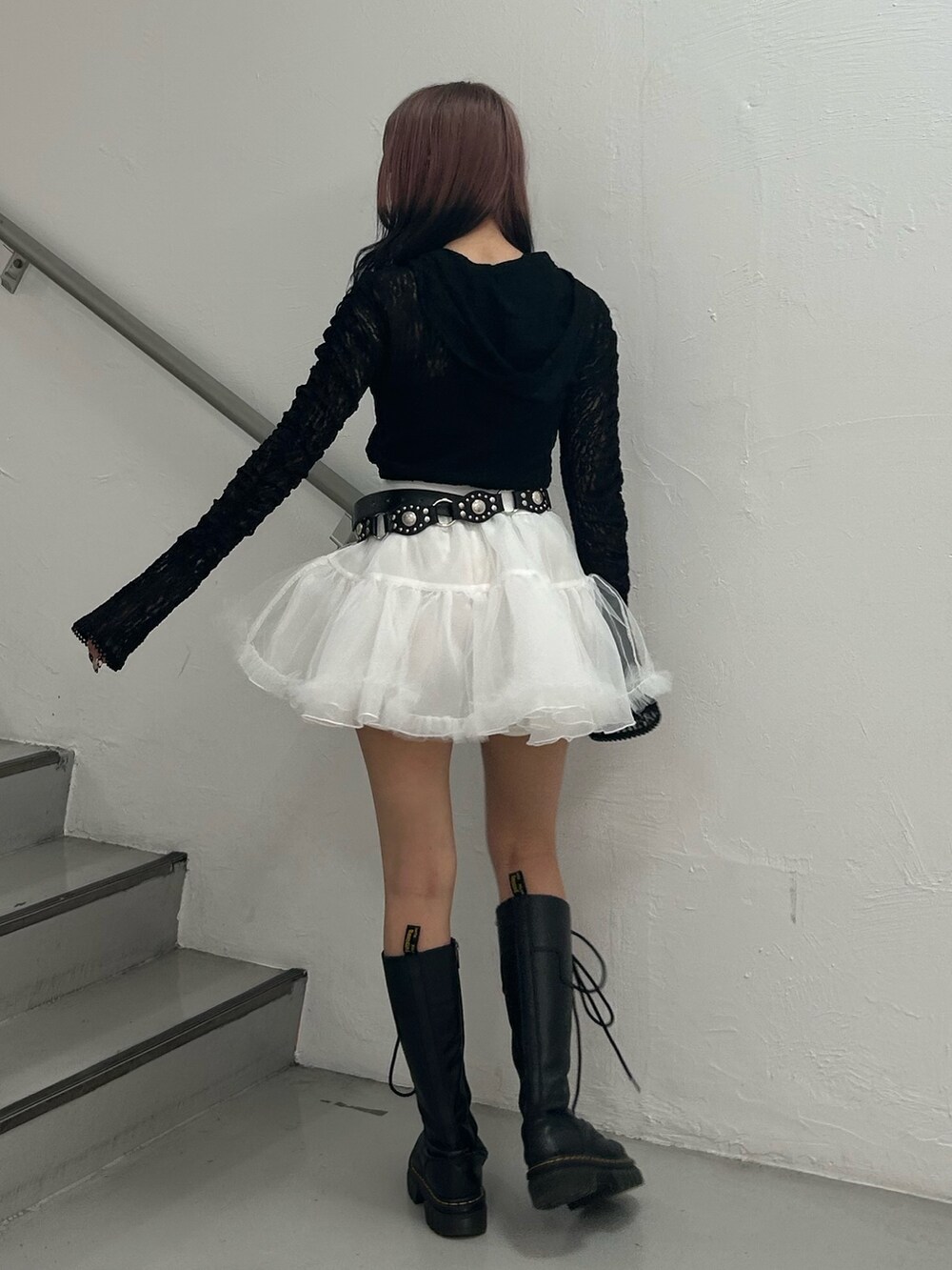 ブラック系のTシャツ/カットソー、ホワイト系のスカート、ブラック系のベルトを着用したレディースの夏コーディネートの3枚目の写真