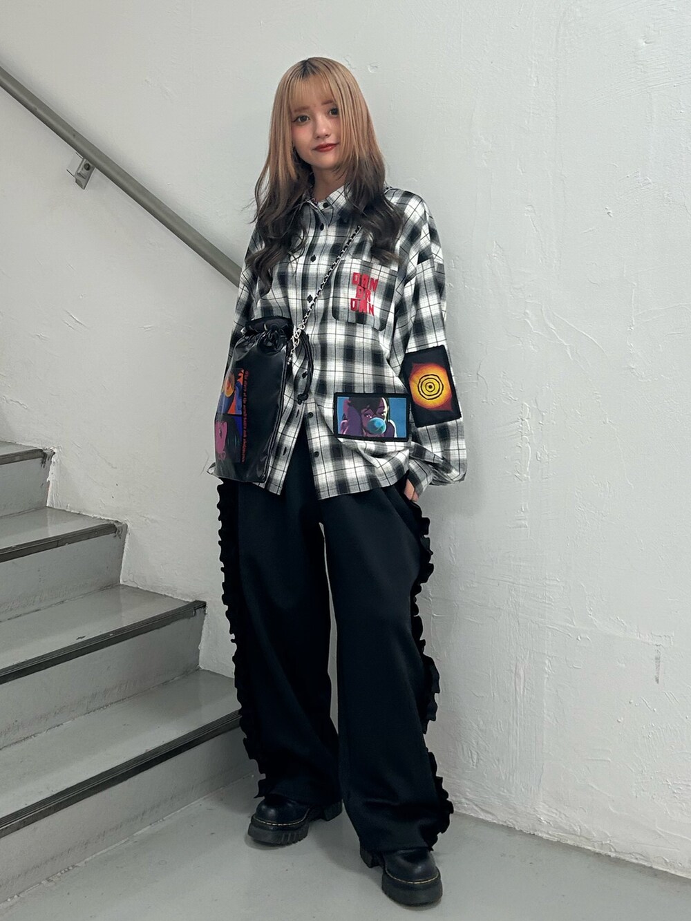 ブラック系のシャツ/ブラウス、ブラック系のトートバッグ、ブラック系のその他パンツを着用したレディースの秋コーディネートの2枚目の写真