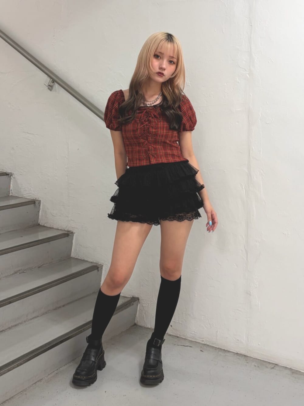 レッド系のシャツ/ブラウス、ブラック系のその他パンツ、ブラック系のネックレスを着用したレディースの夏コーディネートの4枚目の写真