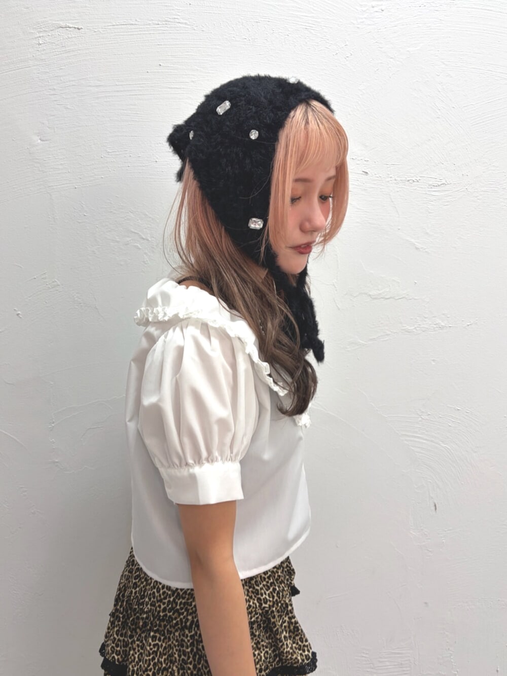 ホワイト系のシャツ/ブラウス、ブラウン系のスカート、ブラック系のその他ヘアアクセサリーを着用したレディースの夏コーディネートの5枚目の写真