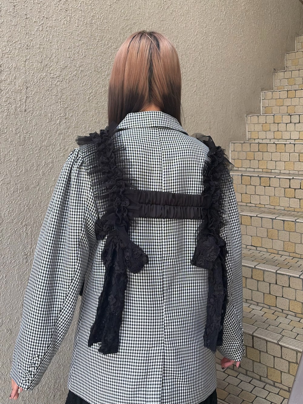 その他のテーラードジャケット、ブラック系のワンピース、ブラック系のベルトを着用したレディースの冬コーディネートの7枚目の写真