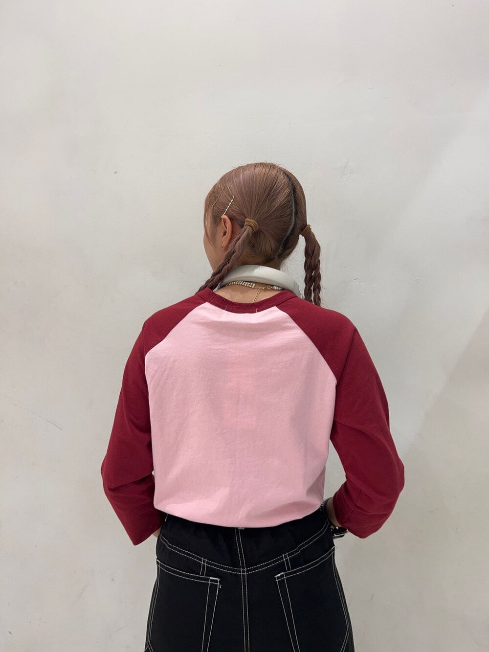 ブラック系のその他パンツ、ピンク系のTシャツ/カットソー、ホワイト系のサンダルを着用したレディースの夏コーディネートの6枚目の写真