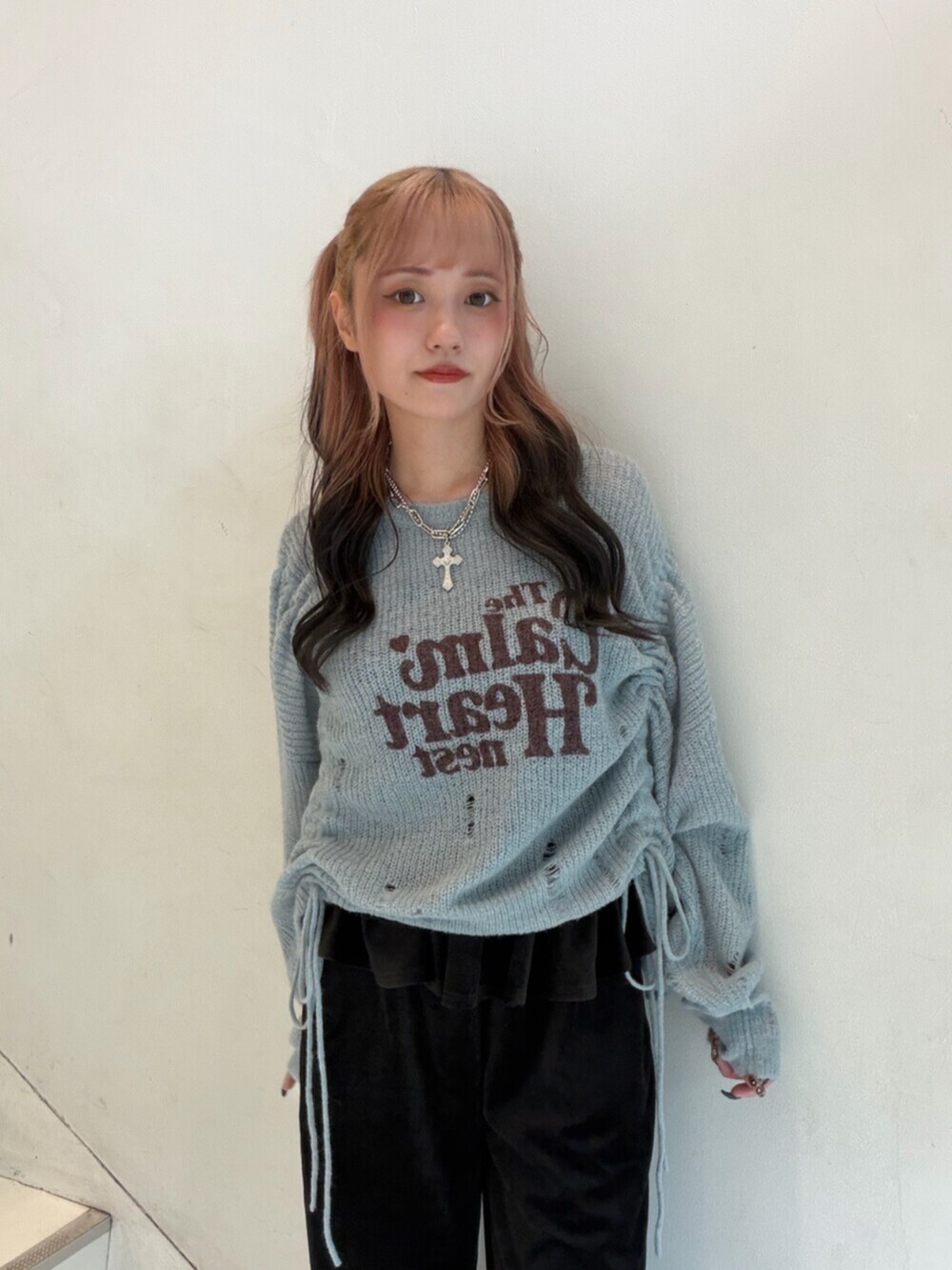 ブルー系のニット/セーター、ブラック系のその他パンツ、シルバー系のネックレスを着用したレディースの秋コーディネートの5枚目の写真