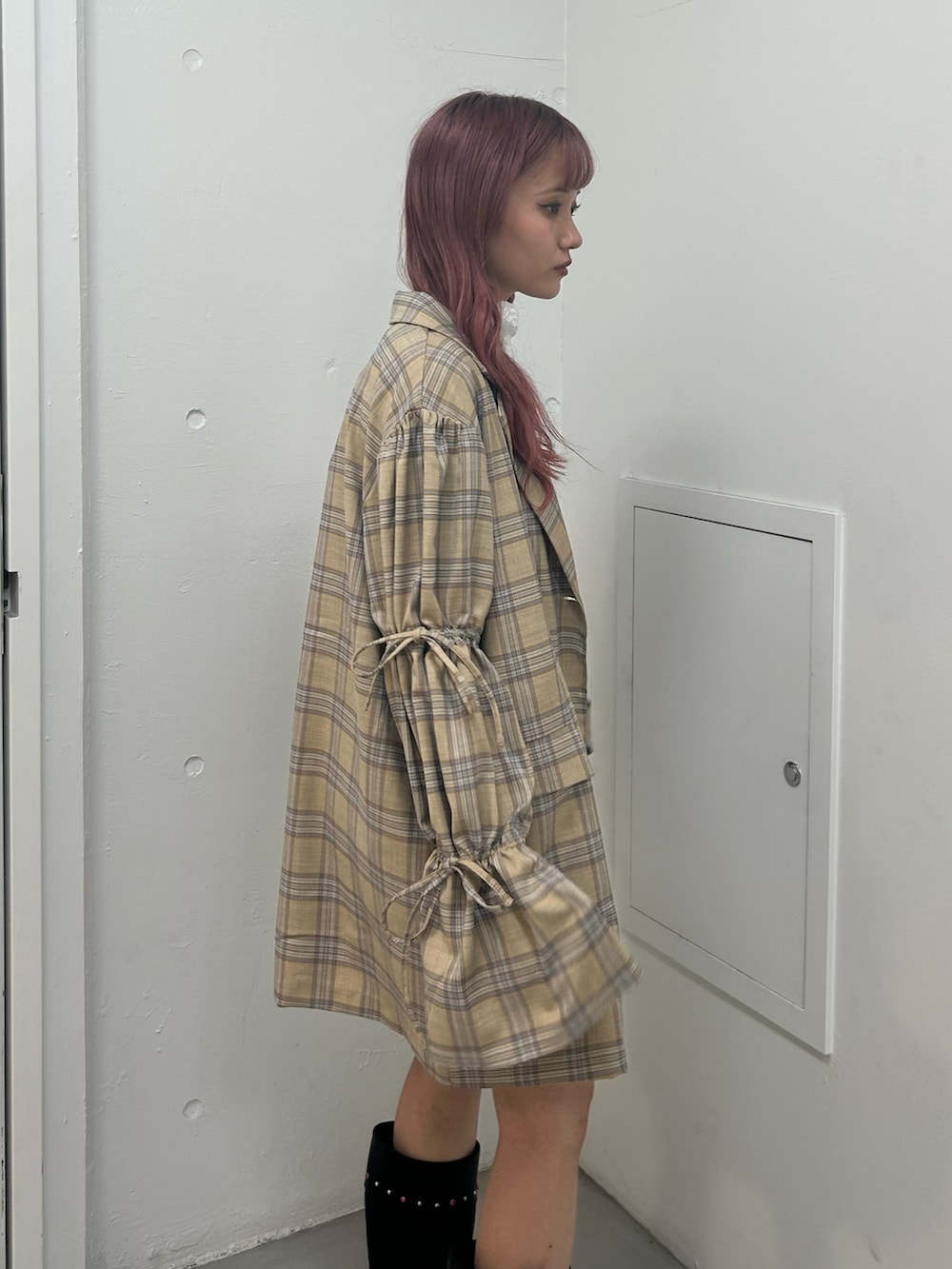 ベージュ系のテーラードジャケット、ベージュ系のスカート、ホワイト系のTシャツ/カットソーを着用したレディースの春コーディネートの5枚目の写真