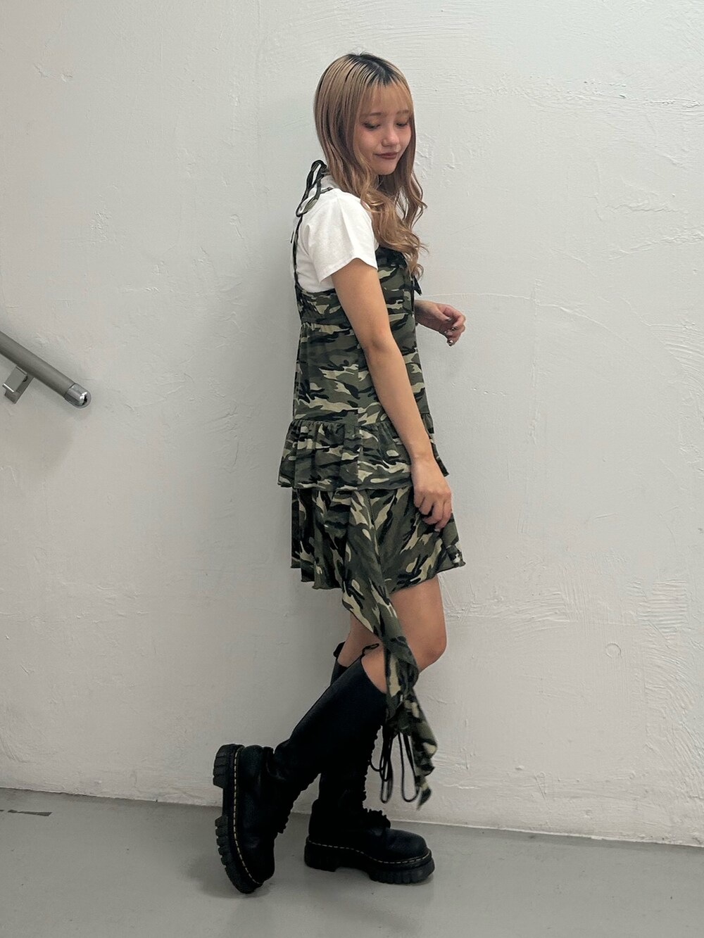 ホワイト系のTシャツ/カットソー、グリーン系のワンピース、シルバー系のチョーカーを着用したレディースの夏コーディネートの2枚目の写真