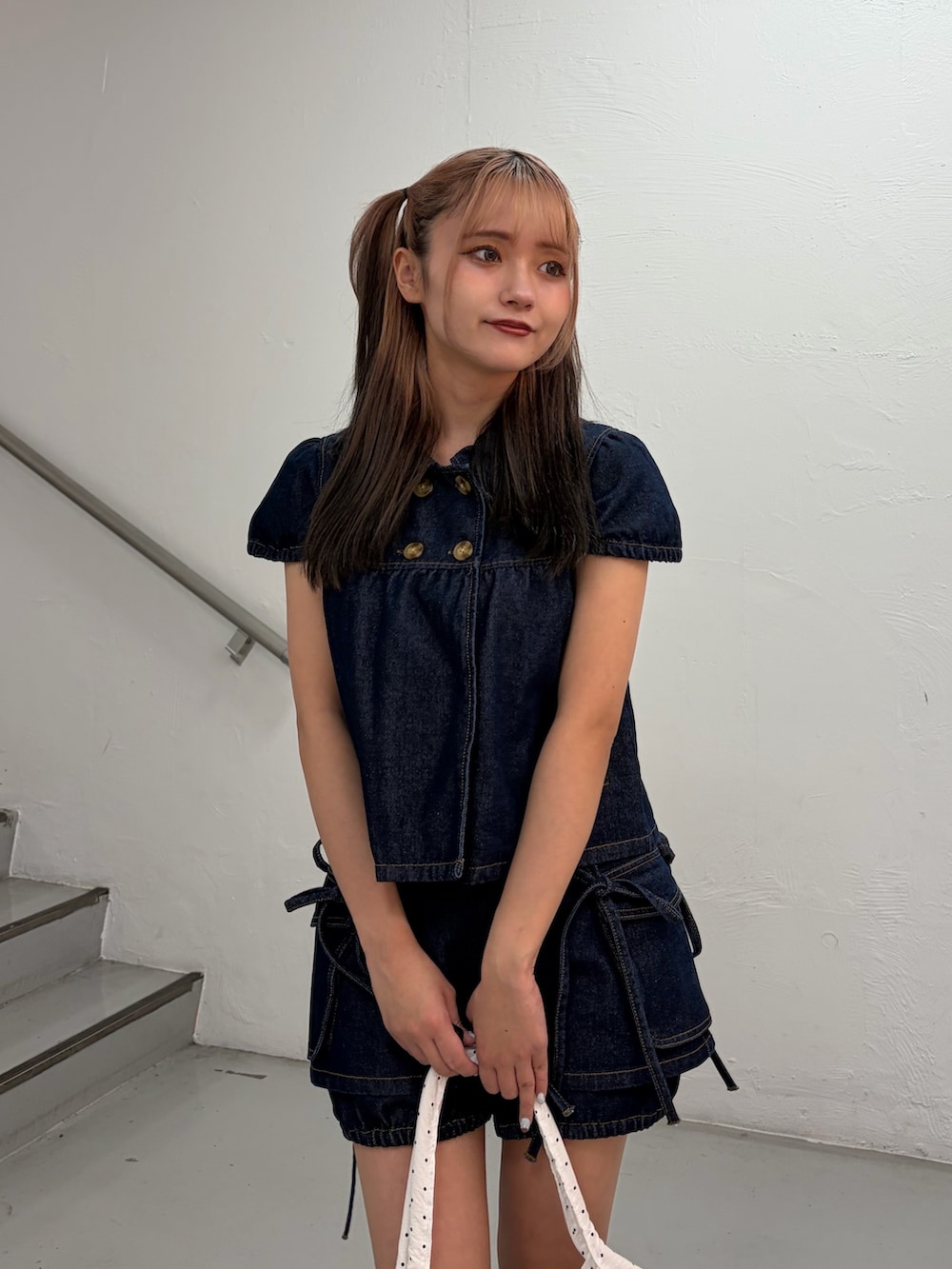 ブルー系のその他トップス、ブルー系のデニムパンツ、ホワイト系のトートバッグを着用したレディースの春コーディネートの5枚目の写真