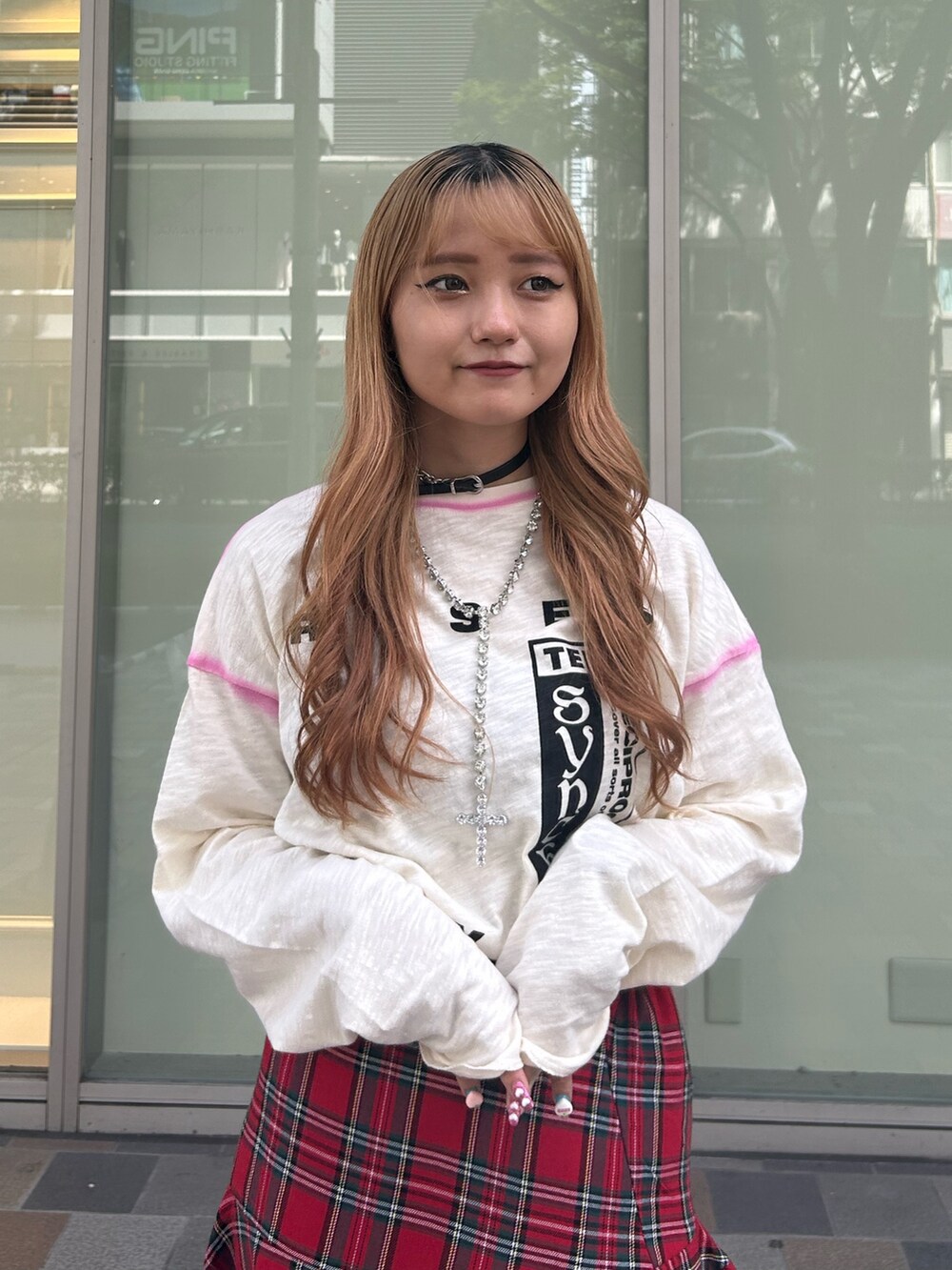 レッド系のスカート、ホワイト系のTシャツ/カットソー、シルバー系のネックレスを着用したレディースの夏コーディネートの4枚目の写真