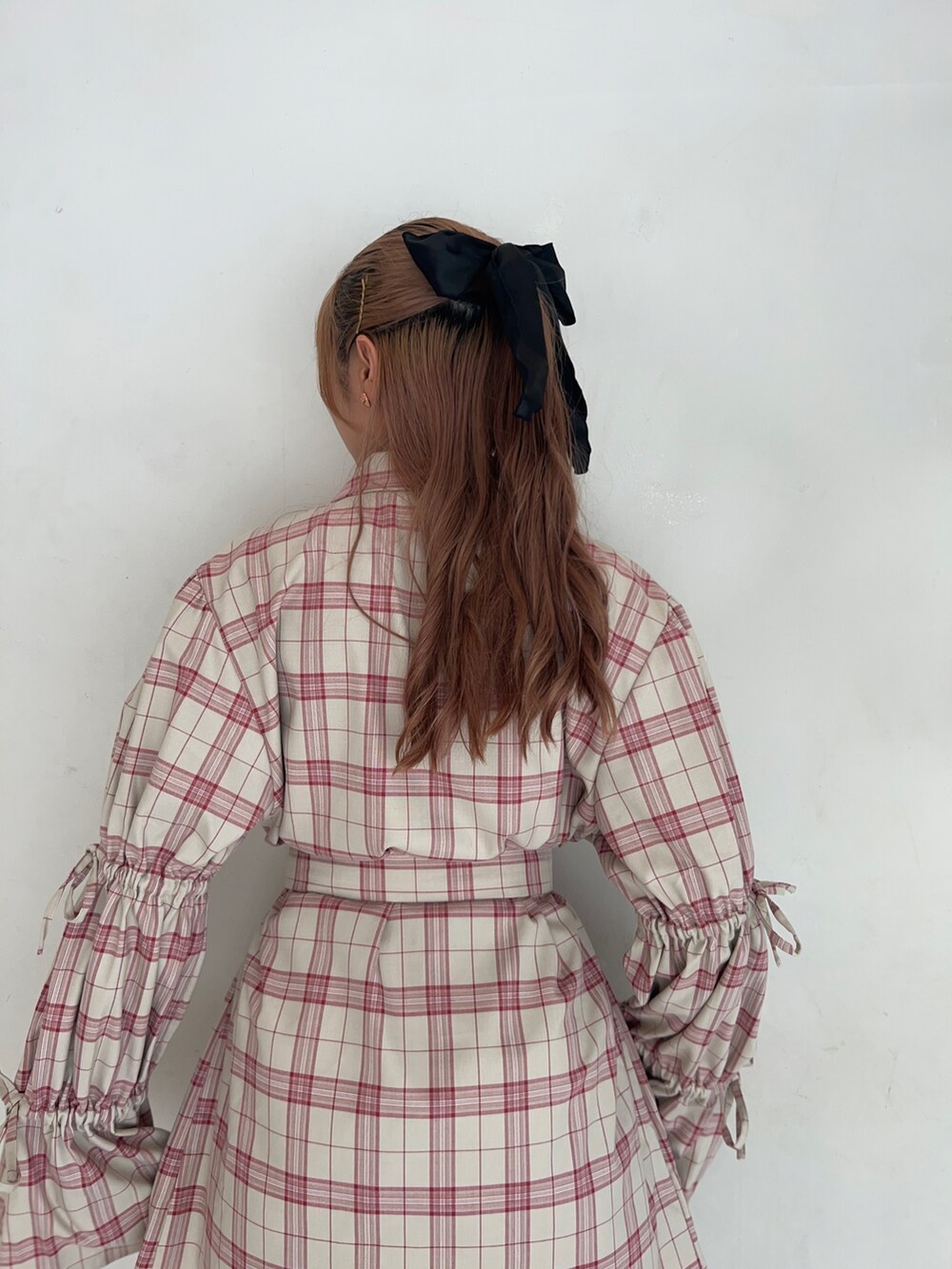 ピンク系のワンピース、ブラック系のブーツ、シルバー系のTシャツ/カットソーを着用したレディースの夏コーディネートの6枚目の写真