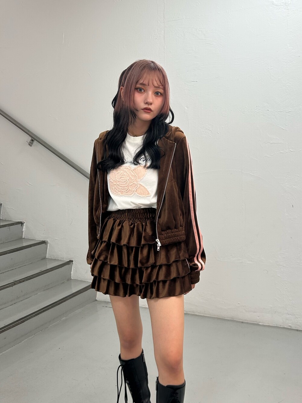 ブラウン系のパーカー、ブラウン系のスカート、ホワイト系のTシャツ/カットソーを着用したレディースの夏コーディネートの4枚目の写真