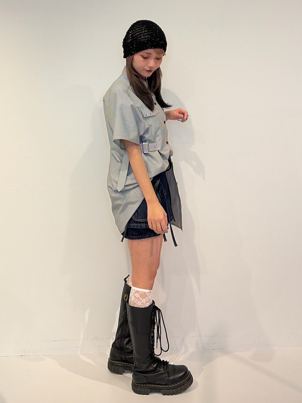 ブルー系のデニムパンツ、ブラック系のシャツ/ブラウス、ブラック系のニットキャップ/ビーニーを着用したレディースの春コーディネートの3枚目の写真