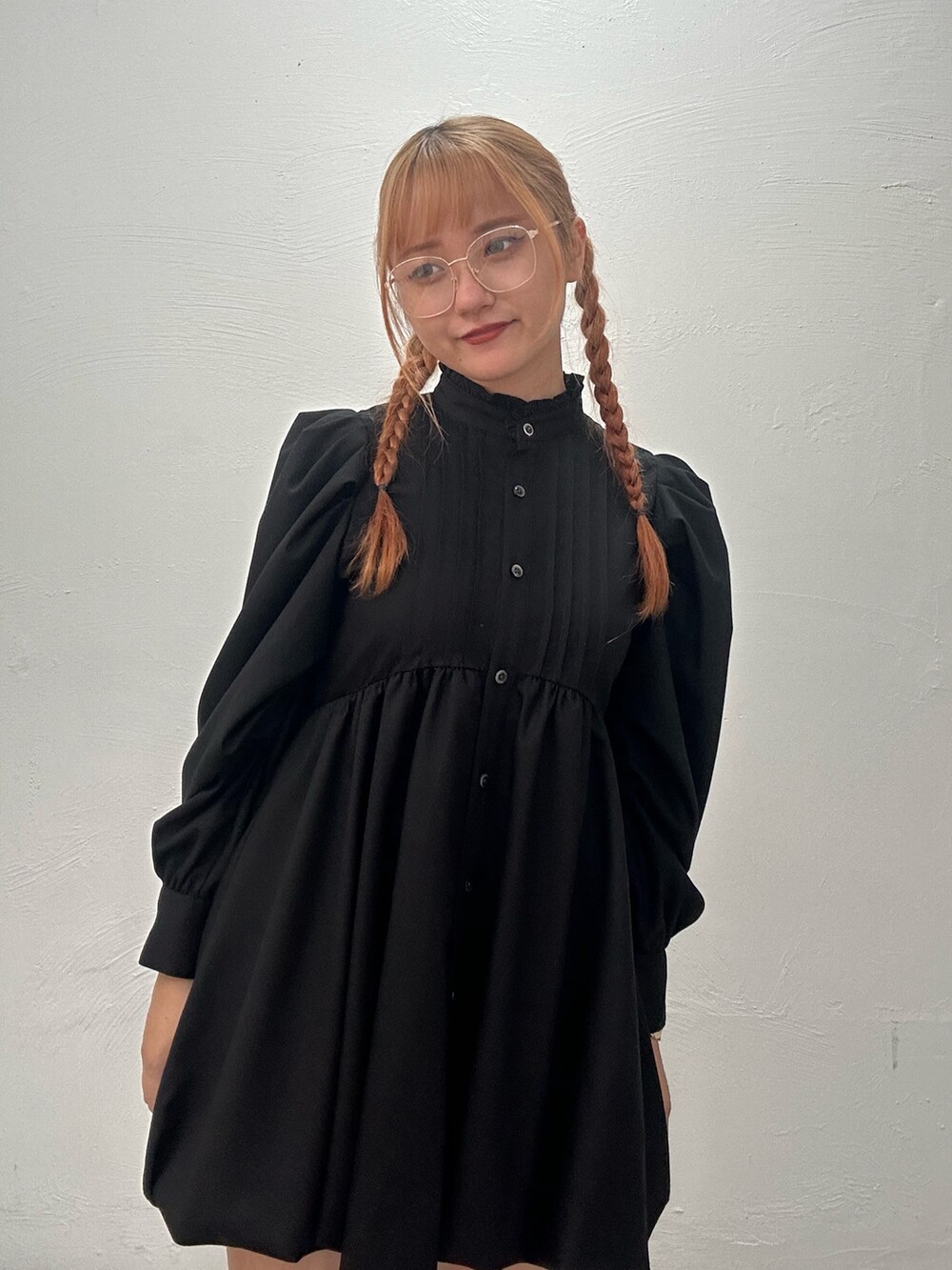 ブラック系のワンピース、ゴールド系のブレスレット、ゴールド系のサングラスを着用したレディースの夏コーディネートの4枚目の写真