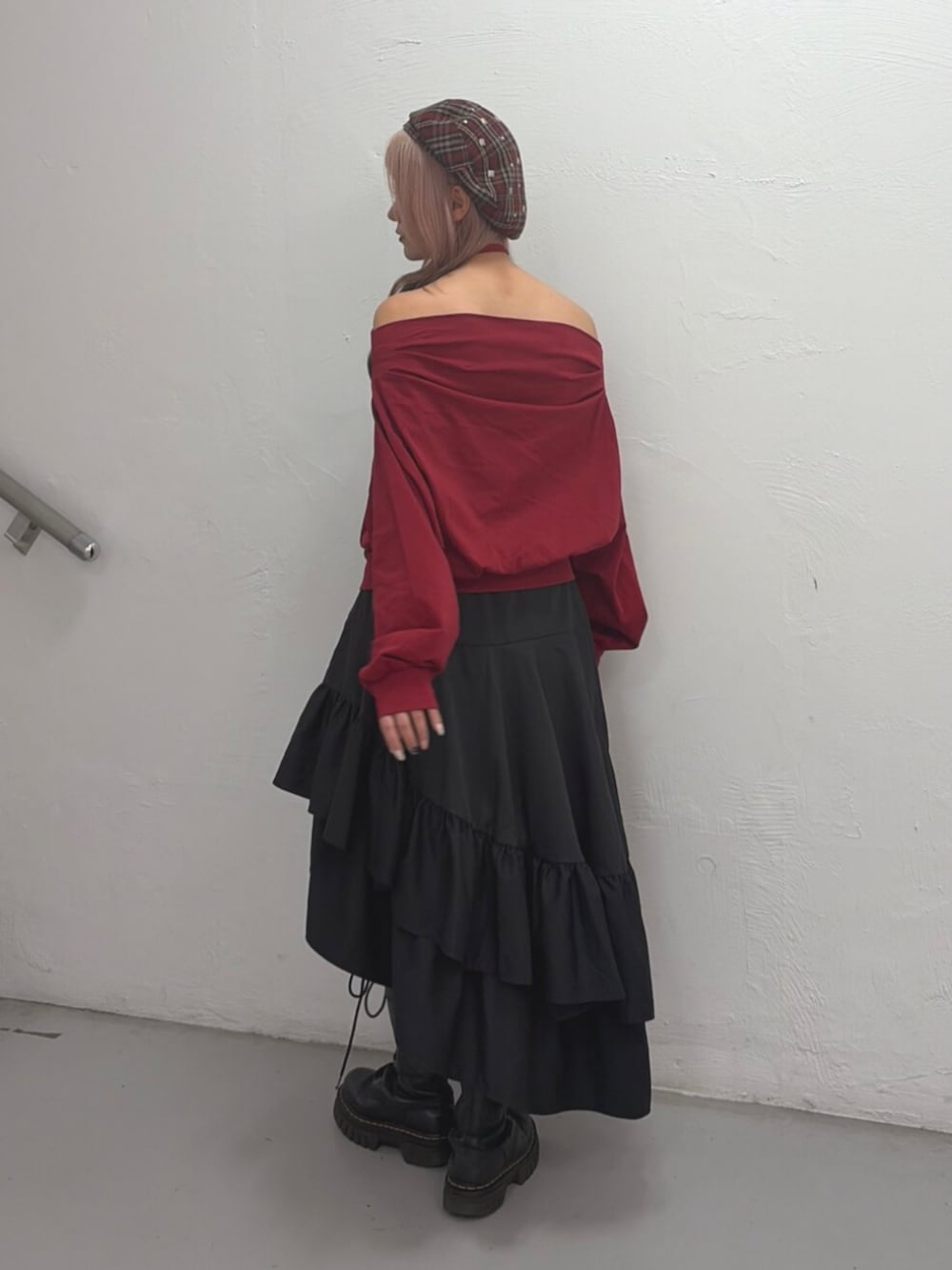 レッド系のTシャツ/カットソー、ブラック系のスカート、レッド系のハンチング/ベレー帽を着用したレディースの夏コーディネートの3枚目の写真