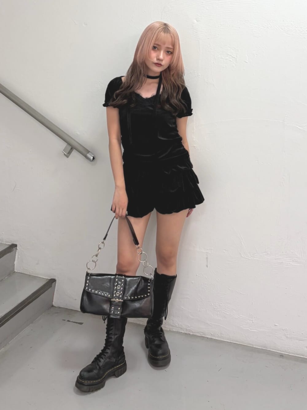 ブラック系のハンドバッグ、ブラック系のTシャツ/カットソー、ブラック系のスカートを着用したレディースの夏コーディネートの4枚目の写真