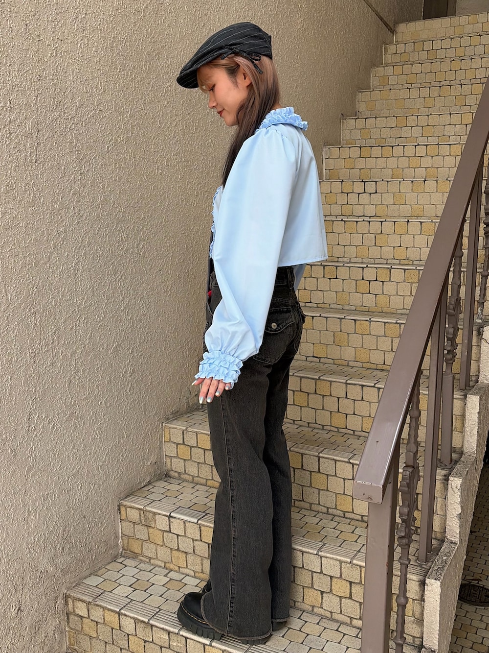 ブルー系のシャツ/ブラウス、ブラック系のデニムパンツ、グレー系のネクタイを着用したレディースの春コーディネートの2枚目の写真