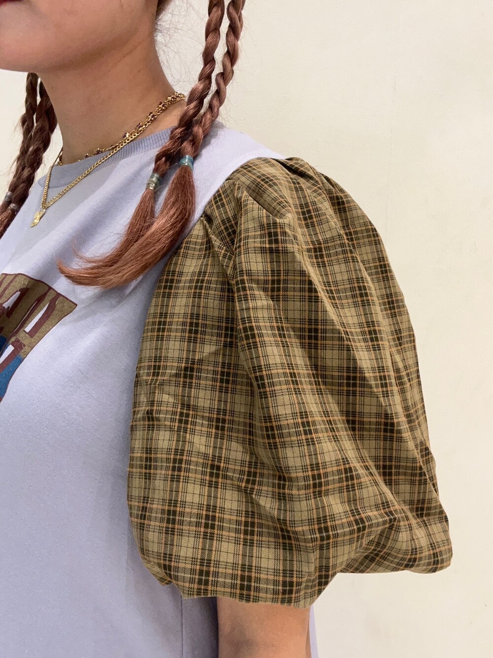 パープル系のワンピース、ホワイト系のブーツ、ゴールド系のネックレスを着用したレディースの夏コーディネートの8枚目の写真