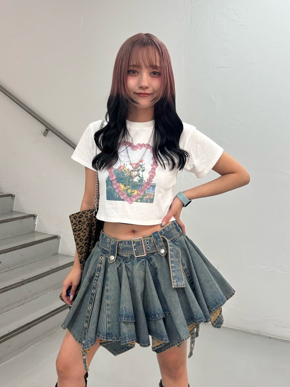 ホワイト系のTシャツ/カットソー、ブルー系のデニムスカート、ブラウン系のトートバッグを着用したレディースの夏コーディネートの4枚目の写真