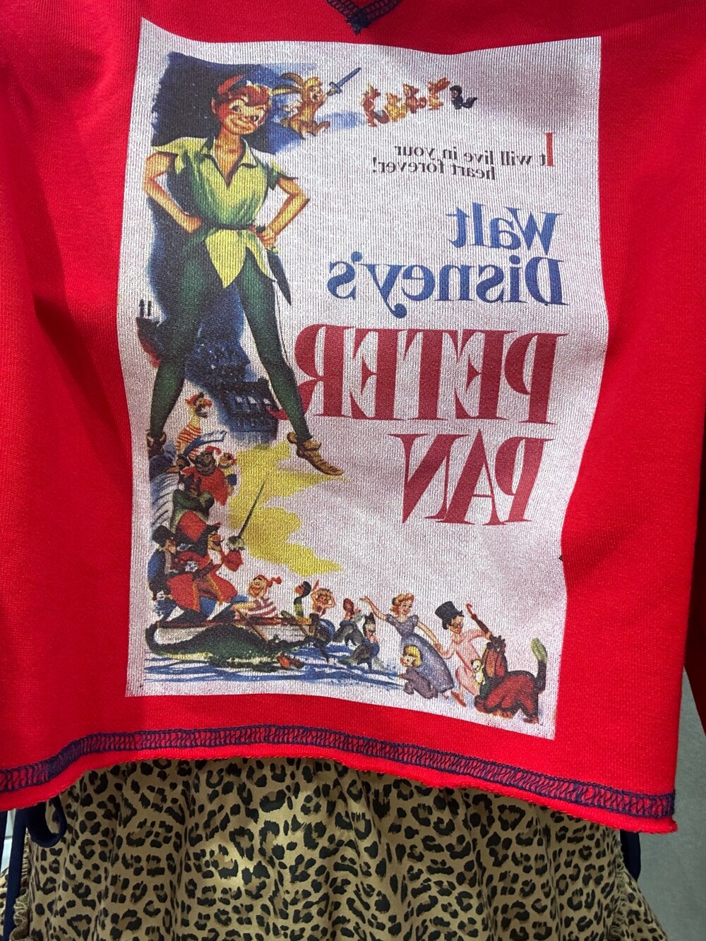 レッド系のスウェット、ブラウン系のスカート、ブラック系のバレエシューズを着用したレディースの夏コーディネートの7枚目の写真