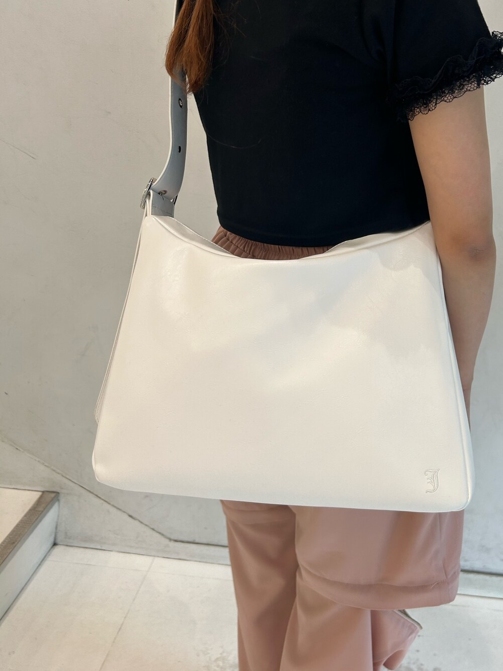 ブラック系のTシャツ/カットソー、ピンク系のその他パンツ、ブラック系のサンダルを着用したレディースの春コーディネートの8枚目の写真