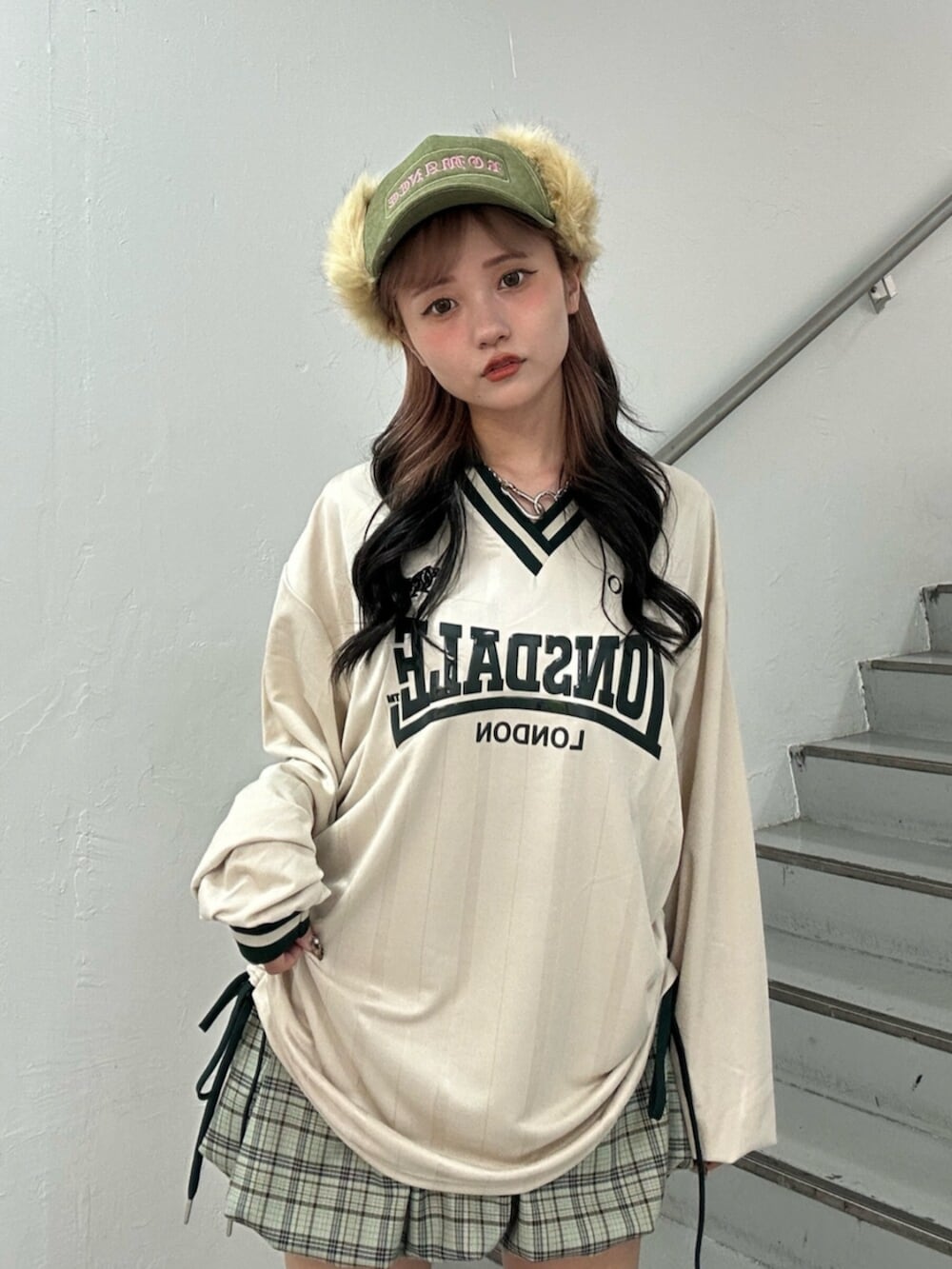 ホワイト系のTシャツ/カットソー、グリーン系のスカート、シルバー系のネックレスを着用したレディースの秋コーディネートの4枚目の写真