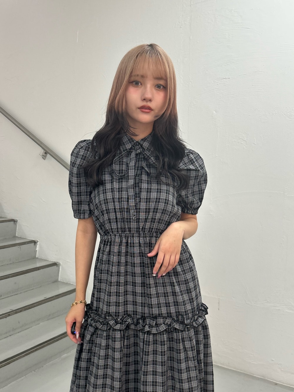 ブラック系のワンピース、ゴールド系のブレスレットを着用したレディースの夏コーディネートの4枚目の写真