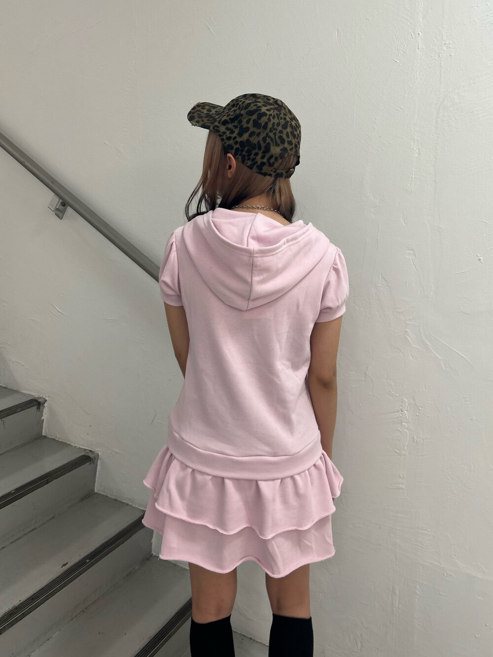 ピンク系のワンピース、ブラック系のネックレス、ブラウン系のキャップを着用したレディースの夏コーディネートの6枚目の写真