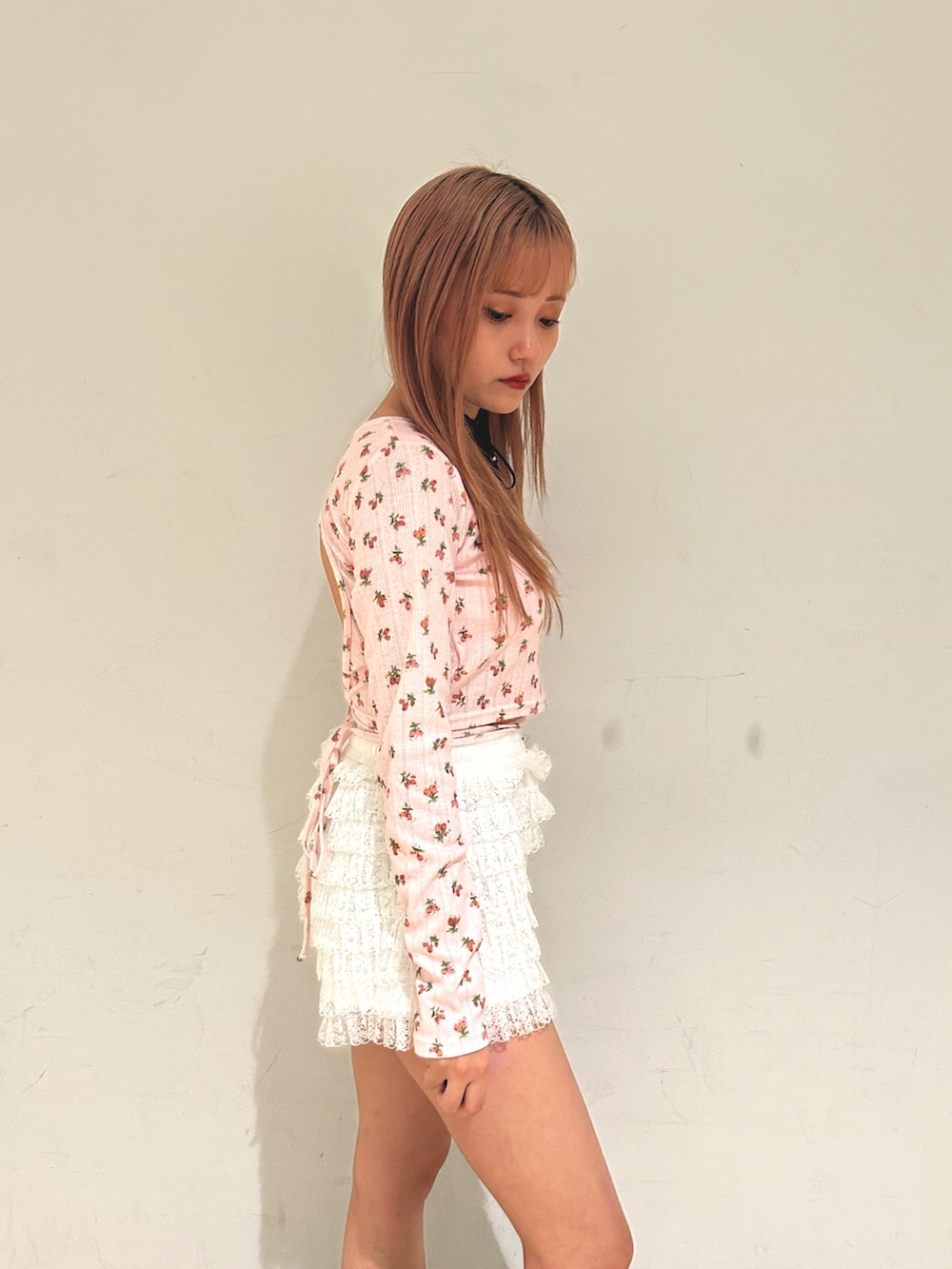 ピンク系のTシャツ/カットソー、ホワイト系のその他パンツ、ブラック系のブーツを着用したレディースの春コーディネートの5枚目の写真