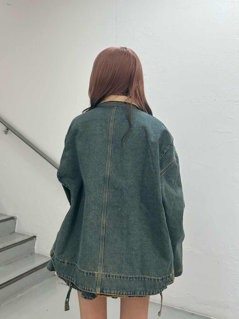 ブルー系のシャツ/ブラウス、ブルー系のデニムジャケット、ブルー系のデニムスカートを着用したレディースの夏コーディネートの7枚目の写真