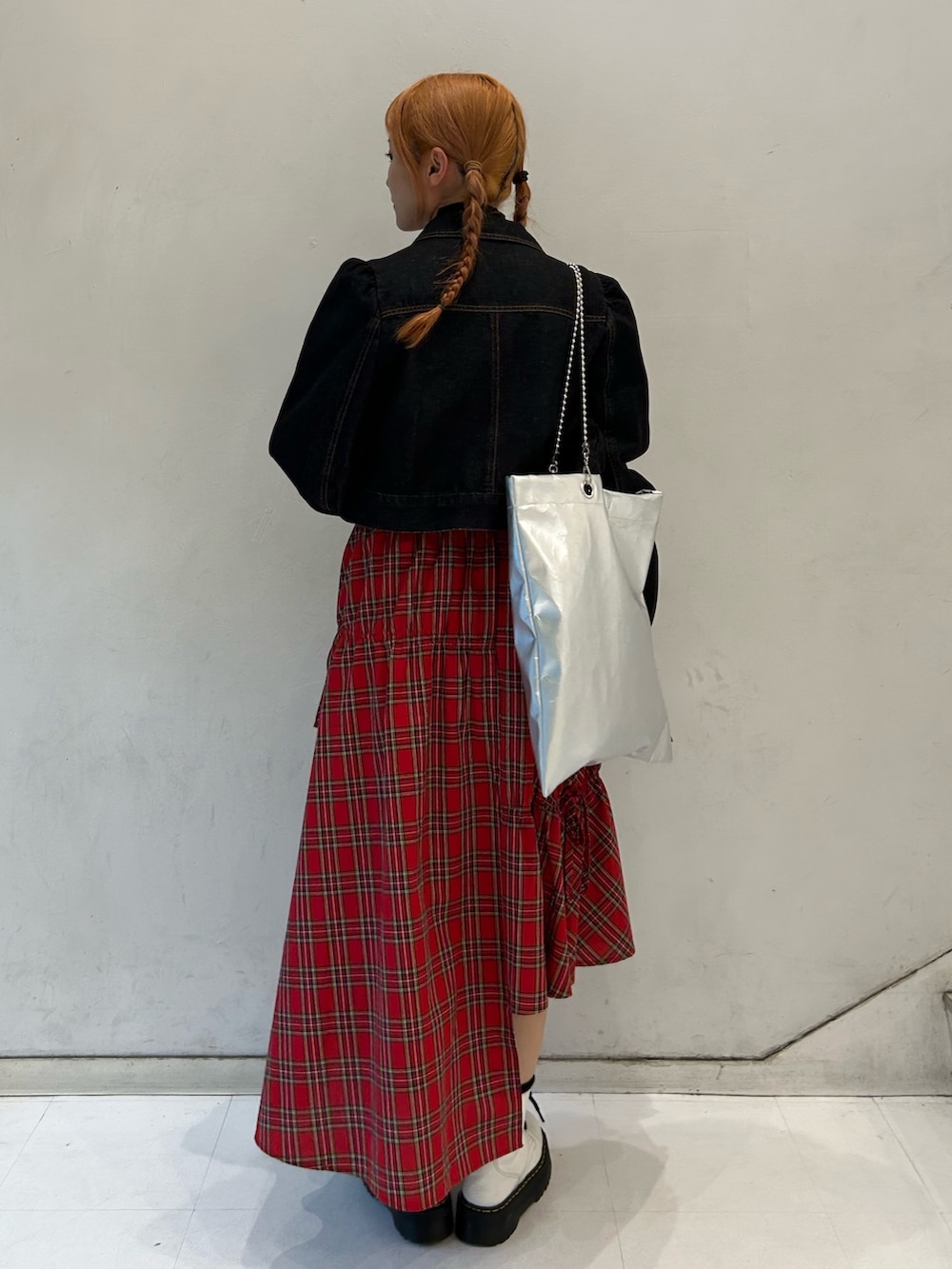 ブラック系のニット/セーター、ブラック系のワンピース、レッド系のスカートを着用したレディースの春コーディネートの3枚目の写真