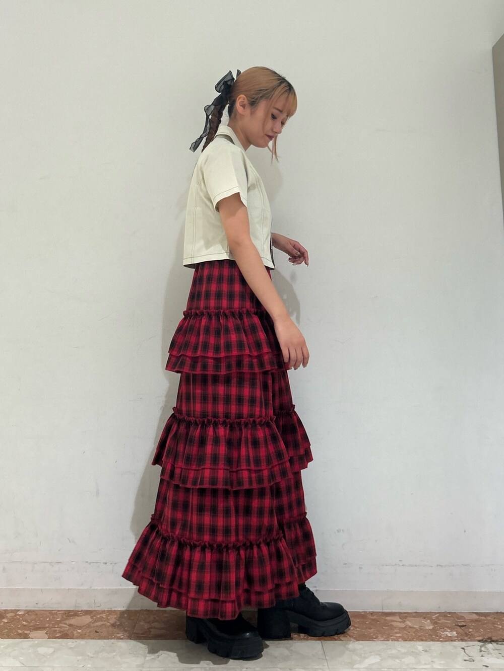 ホワイト系のシャツ/ブラウス、レッド系のスカート、ゴールド系のネックレスを着用したレディースの春コーディネートの2枚目の写真