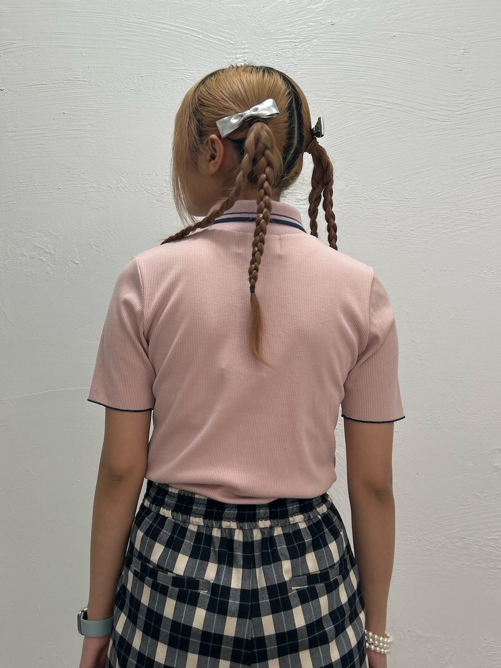 ピンク系のポロシャツ、その他のスラックス、ブラック系のバレエシューズを着用したレディースの春コーディネートの5枚目の写真