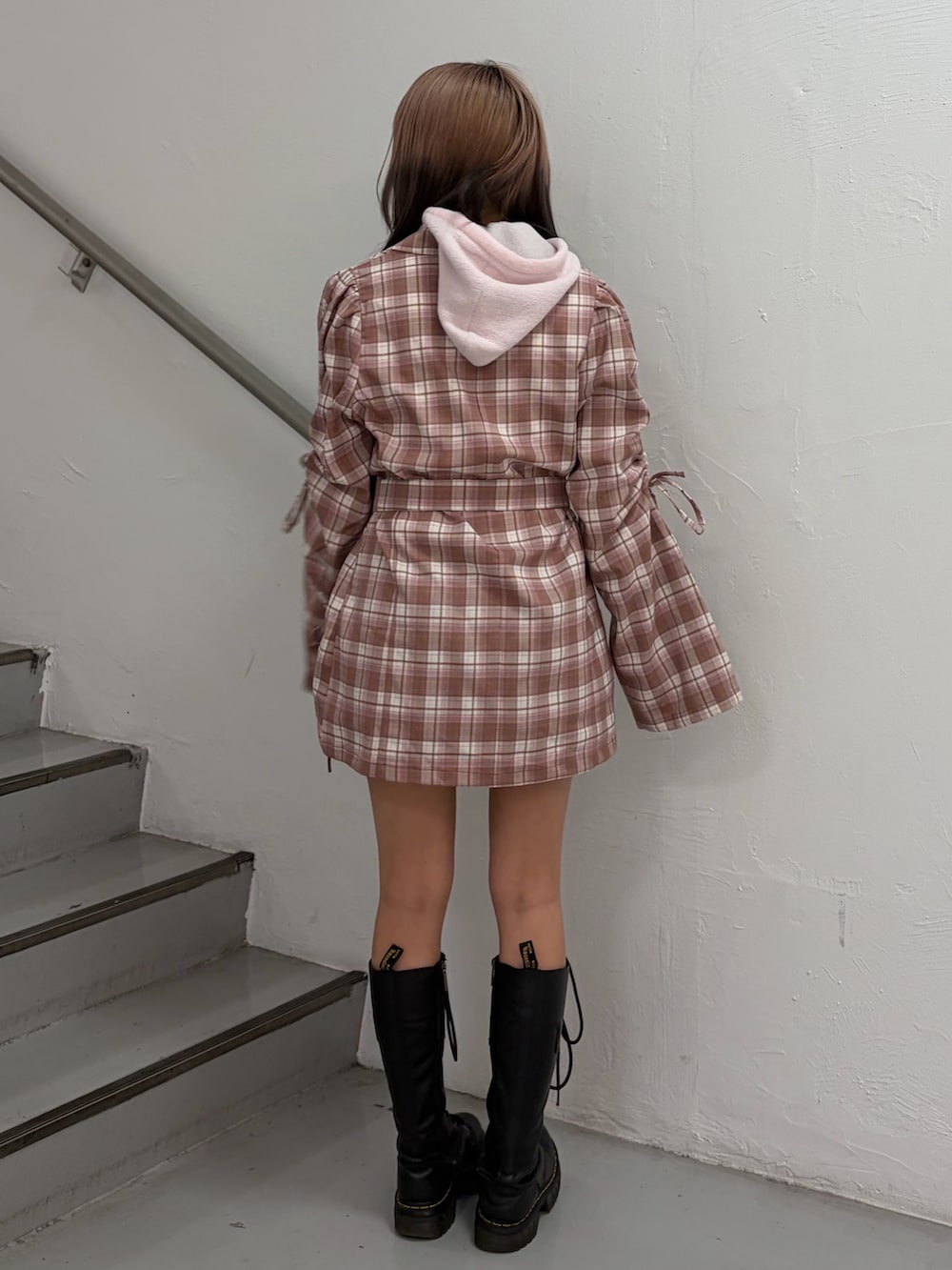 ピンク系のパーカー、ピンク系のテーラードジャケットを着用したレディースの冬コーディネートの3枚目の写真