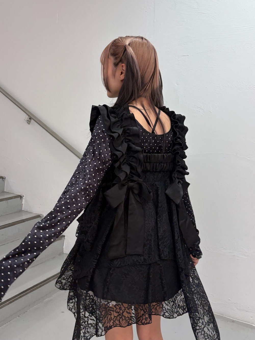 ブラック系のワンピース、ブラック系のTシャツ/カットソーを着用したレディースの冬コーディネートの7枚目の写真