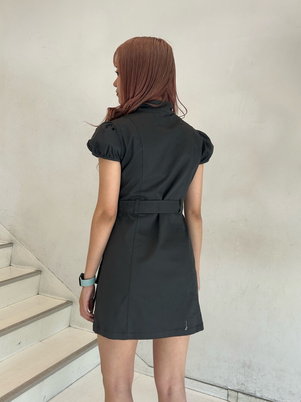 グリーン系のワンピース、ホワイト系のブーツ、ゴールド系のチョーカーを着用したレディースの春コーディネートの6枚目の写真