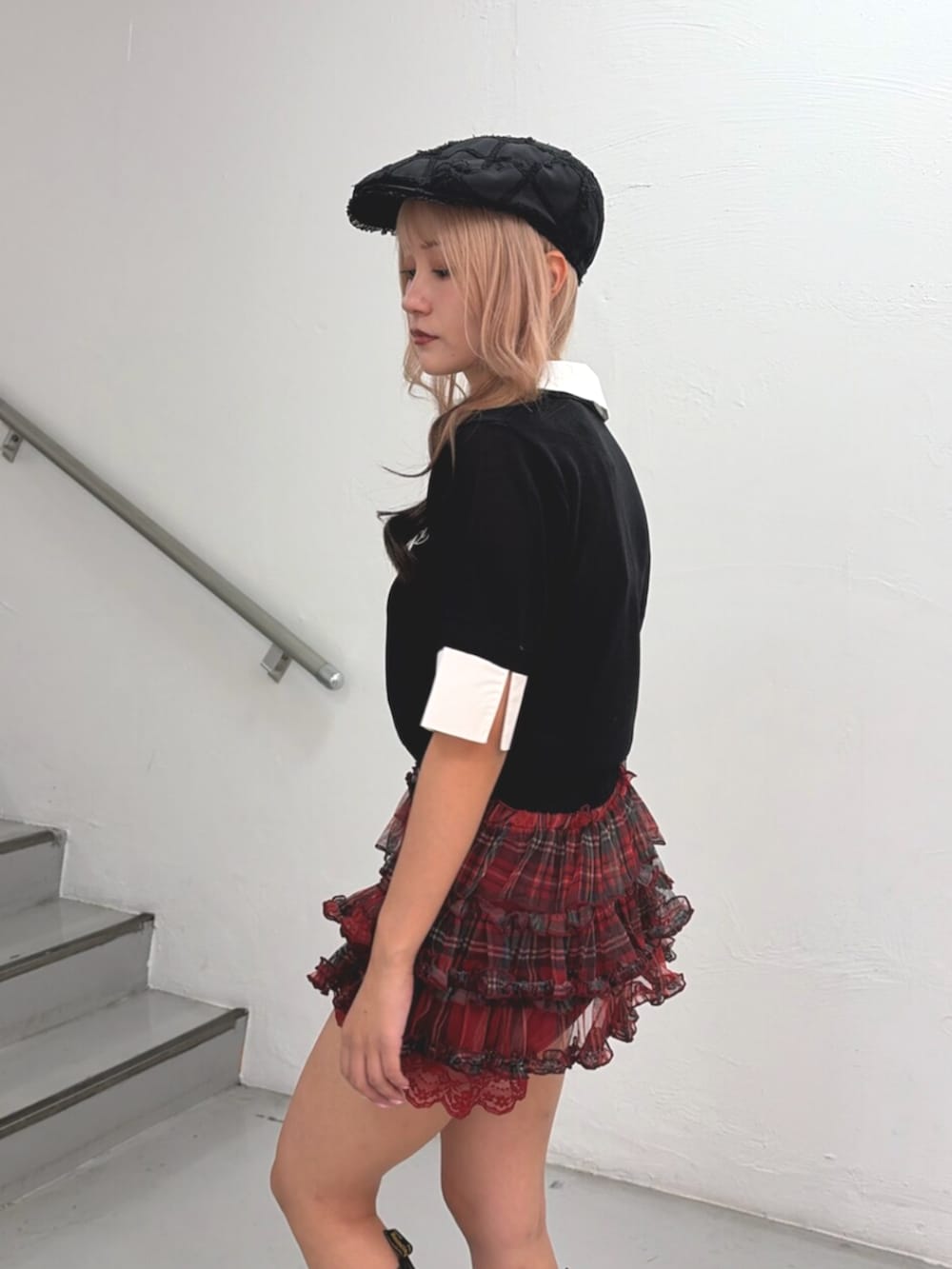 レッド系のその他パンツ、ブラック系のニット/セーター、ブラック系のハンチング/ベレー帽を着用したレディースの夏コーディネートの6枚目の写真