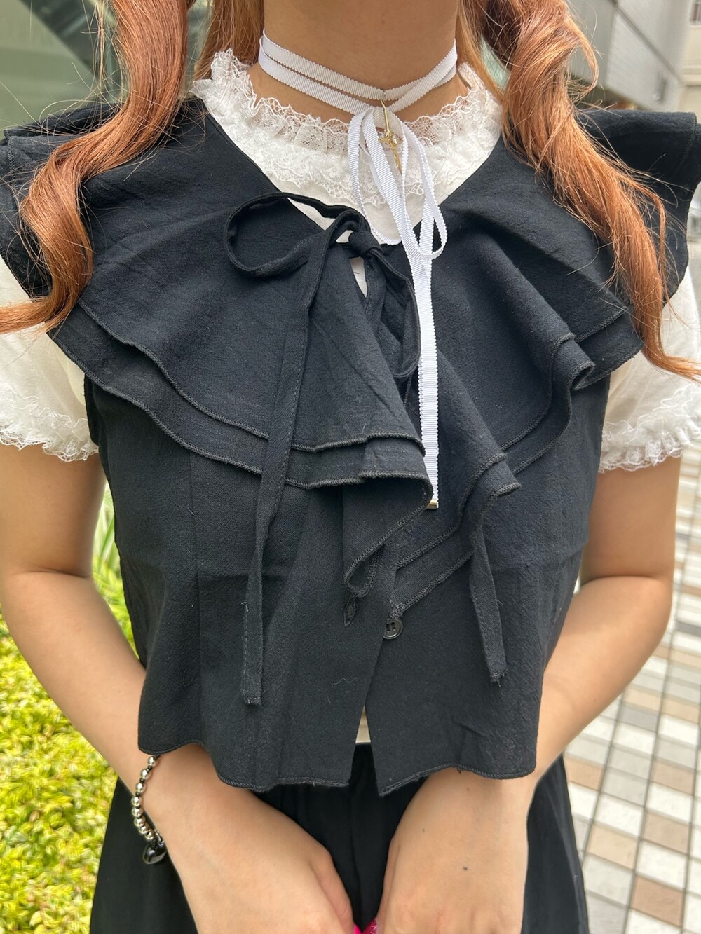 ブラック系のシャツ/ブラウス、ブラック系のスカート、ブラック系のバレエシューズを着用したレディースの春コーディネートの6枚目の写真